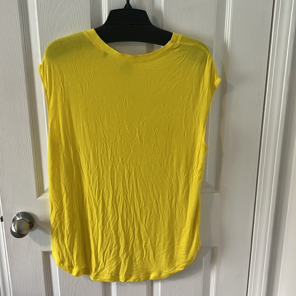 Cabi Notch Tee Buttercup - Picture 5 of 9